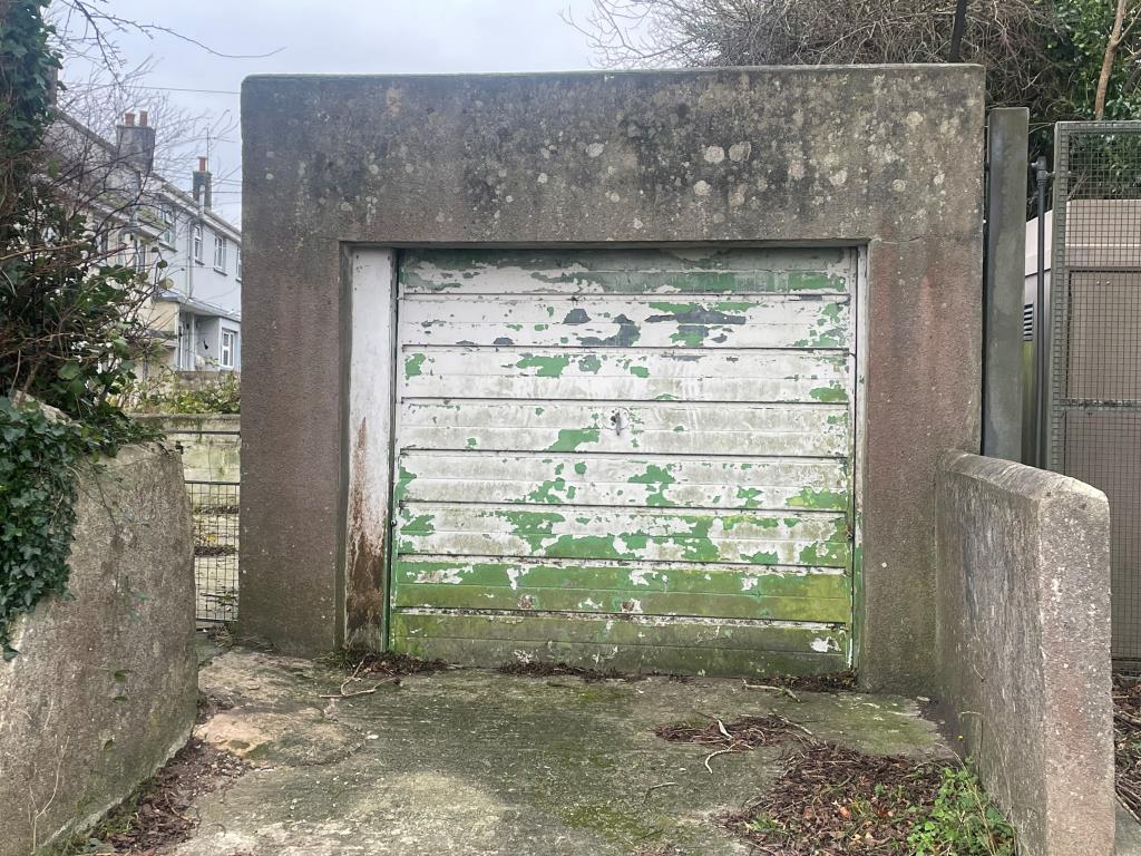 Lot: 135 - END-TERRACE HOUSE WITH GARAGE - Single garage